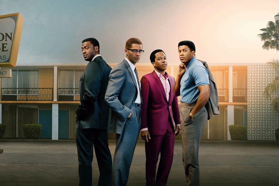 Quatro homens negros vestindo terno, da esquerda para a direita Jim Brown, Malcon X, Sam Cooke e Muhamed Ali